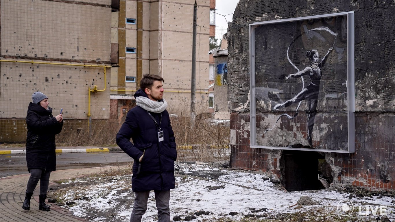 Роботи Бенксі в Україні: що буде з графіті