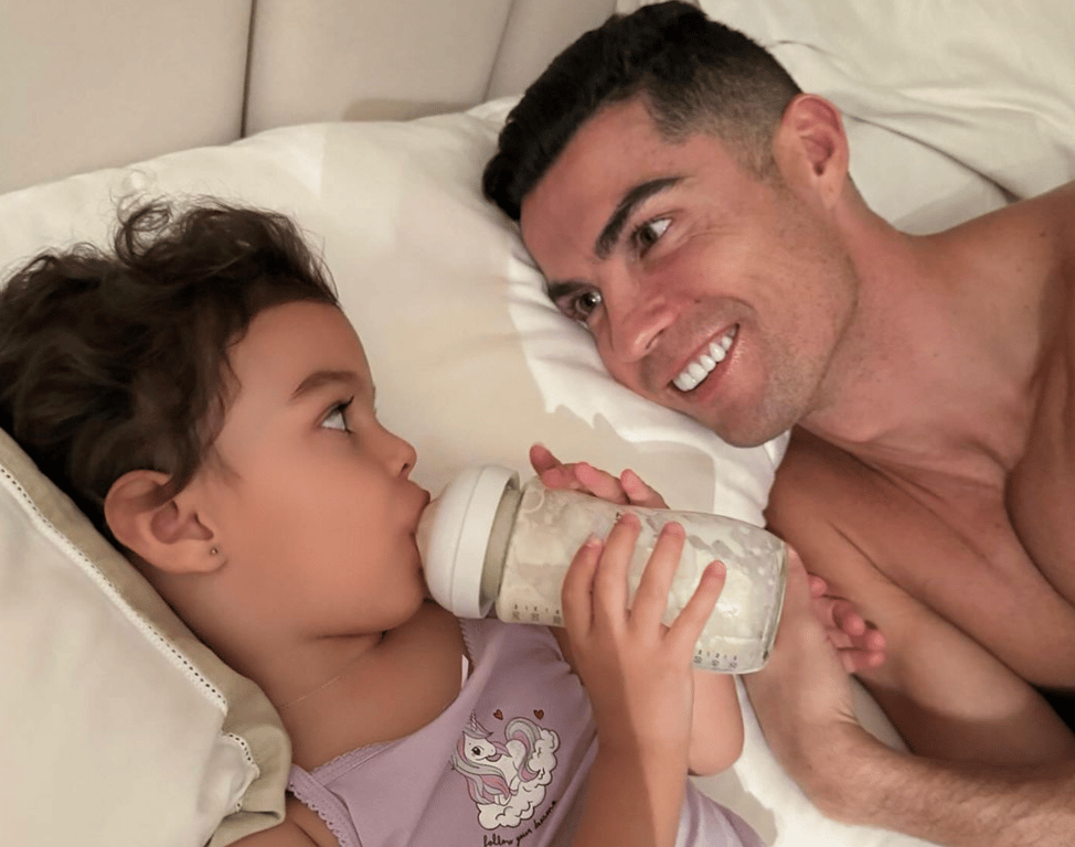 Наречена Роналду замилувала його ніжним фото з донечкою - фото 1