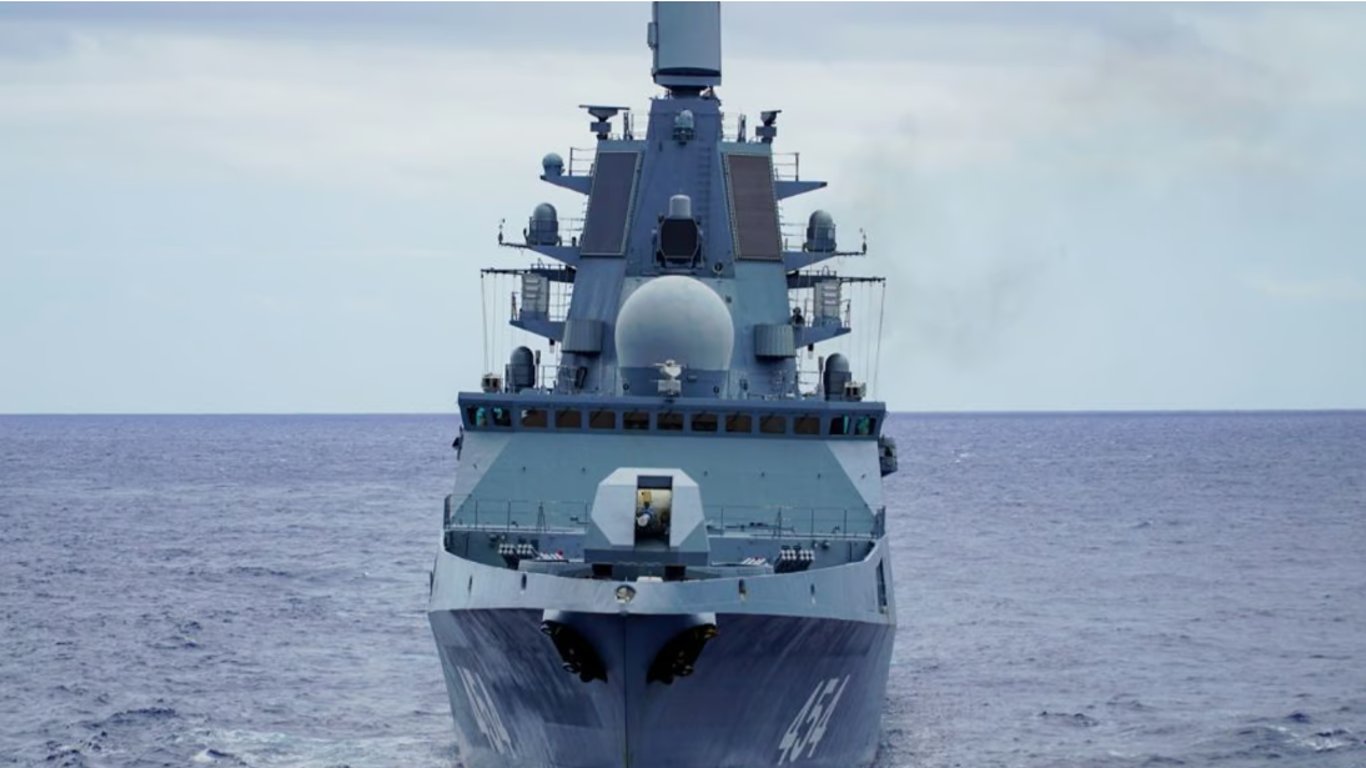 Вражеский корабль дежурит в Черном море — угроза российского флота