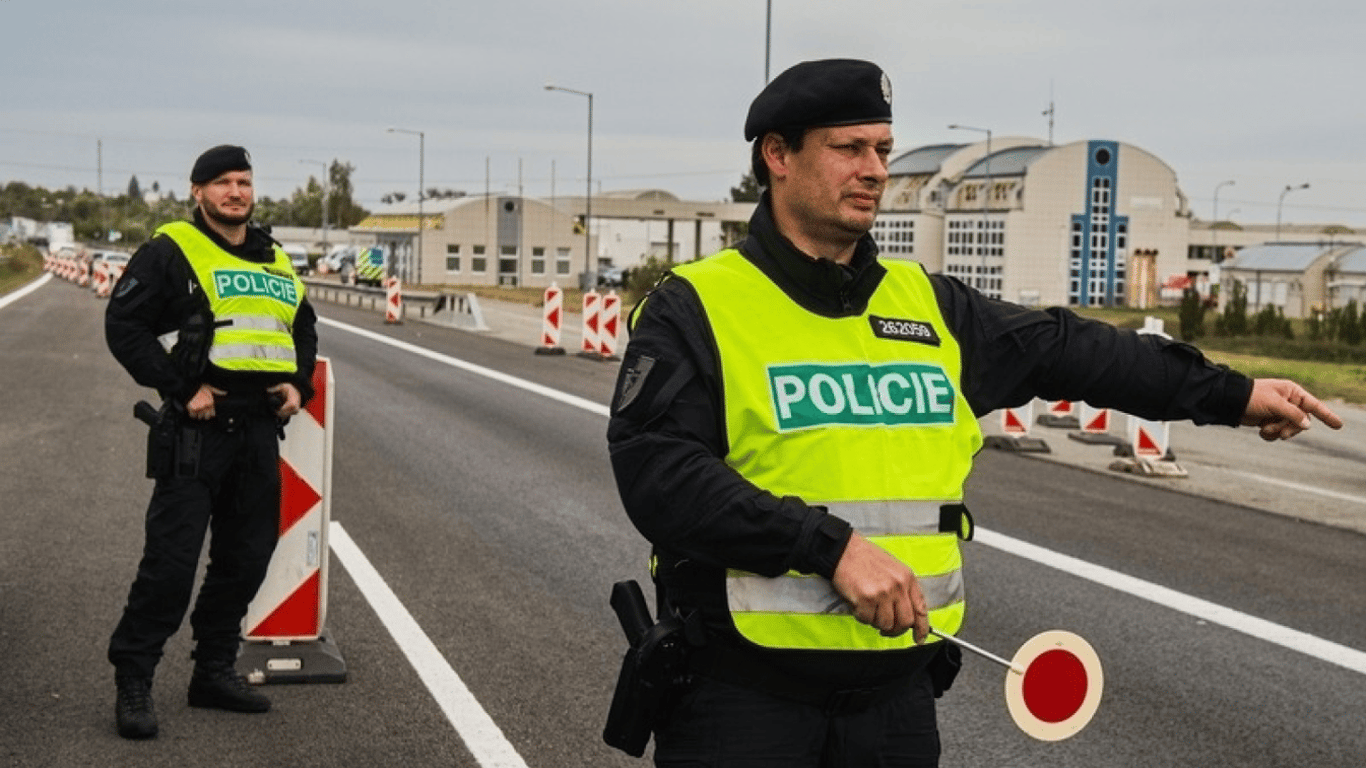 В Чехии задержали четырех иностранцев, напавших на украинских волонтеров — что известно