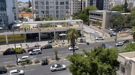 Теракт в Тель-Авиве: водитель на авто протаранил толпу и напал с ножом - 285x160