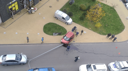 В Киеве женщина на авто снесла столб — видео - 285x160