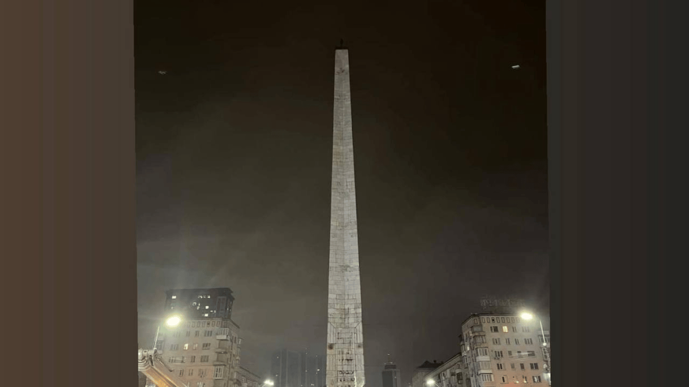 У Києві демонтували радянську зірку з монумента на Галицькій площі
