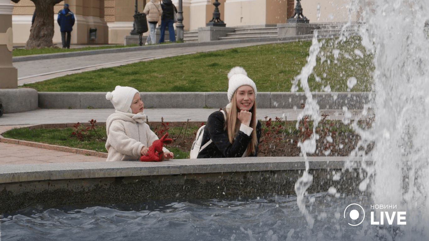 Бризки води та сміх дітей: в Одесі запустили фонтани