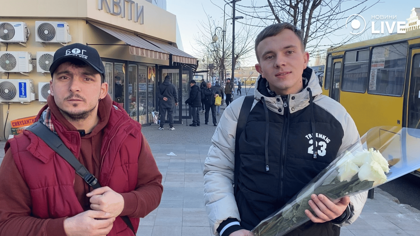 Чоловіки штурмують ринки Одеси — кому дарують квіти - фото 3