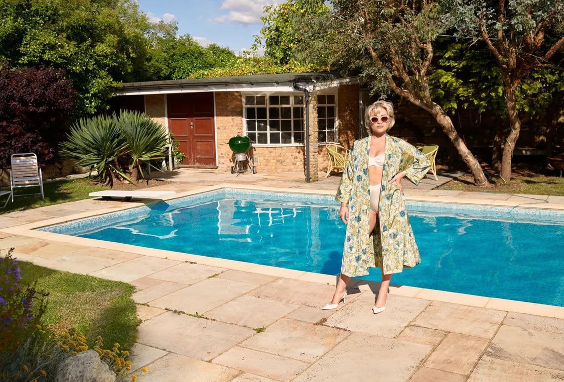 Флоренс П'ю біля басейну. Фото: instagram/britishvogue