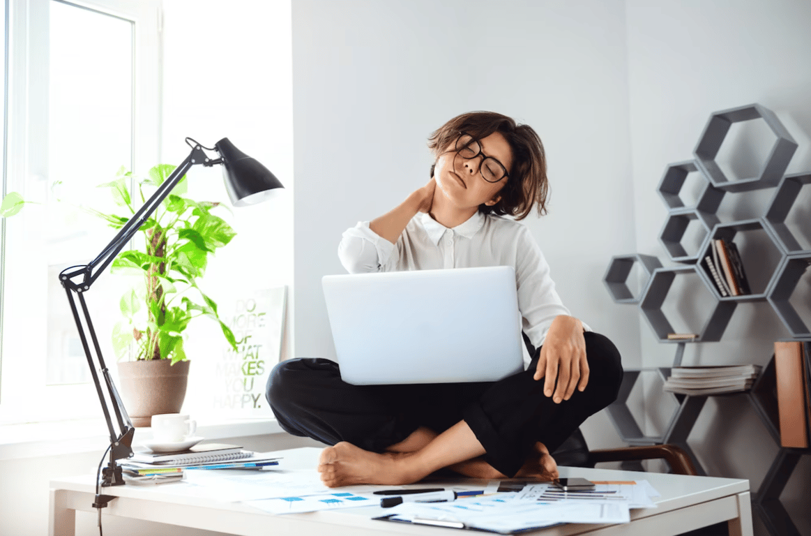 Женщина, которая страдает от боли в шее.