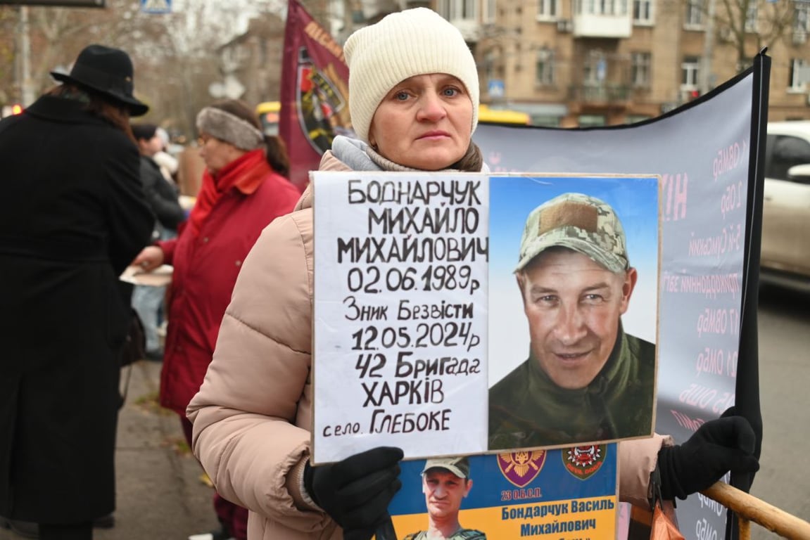 Учасники мітингу з вимогами повернути захисників із російського полону.