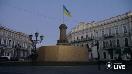 В Одессе вместо памятника Екатерине II развевается флаг Украины - 285x160