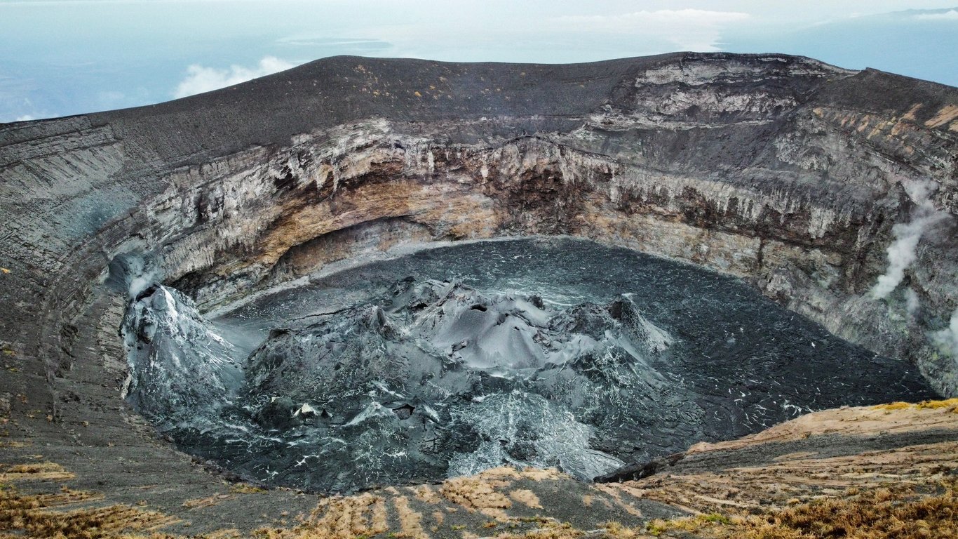 Вчені показали найдивніший вулкан на Землі, який замість розпеченої лави вивергає чорну субстанцію