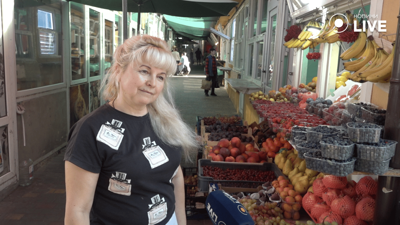 Продавчиня Ірина про вартість фруктів 