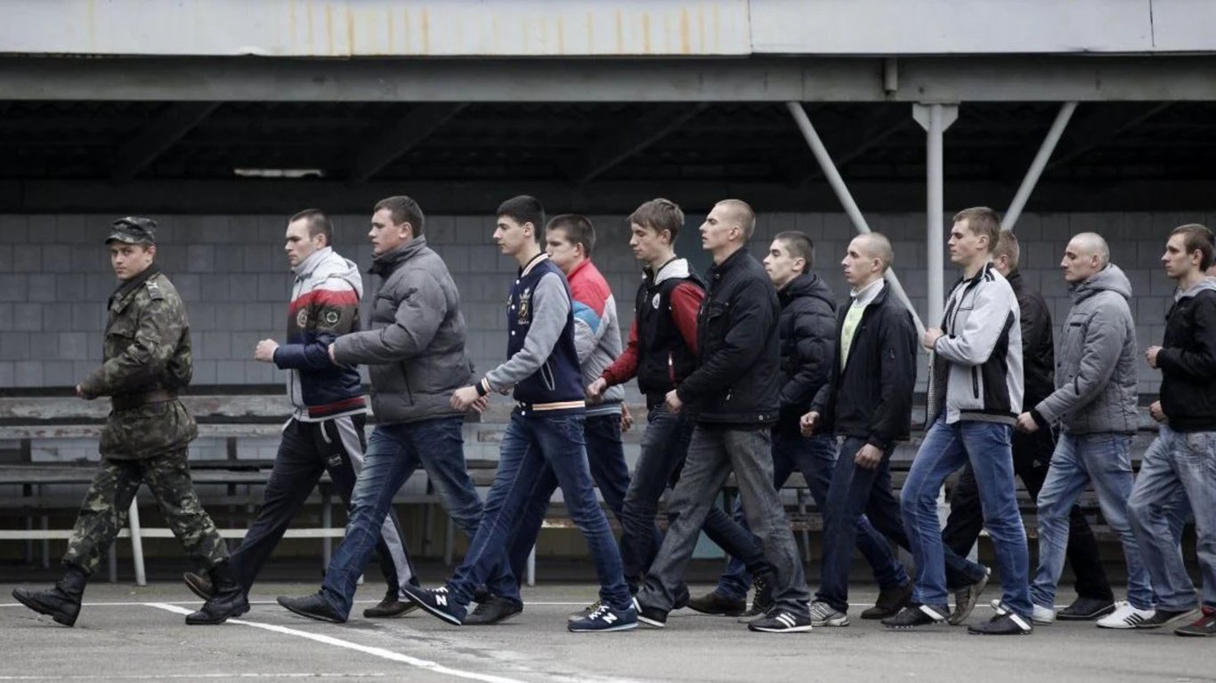 Обов'язок 17-річних: хто з підлітків має стати на військовий облік