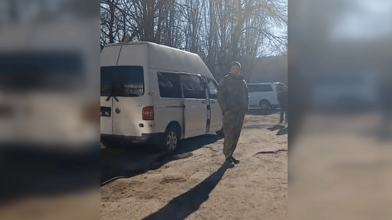 В Ужгороде женщины "сцепились" с работниками ТЦК — в чем обвиняют военкомов