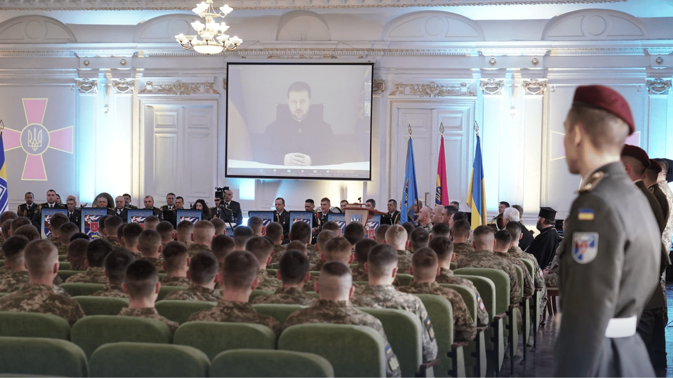 Президент Украины поздравил выпускников Одесской Военной академии