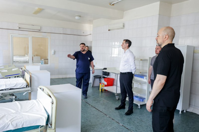 Шмигаль та Ляшко у лікарні Києва, де перебувають діти із "Охматдиту"