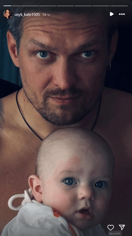 Александр Усик с ребенком