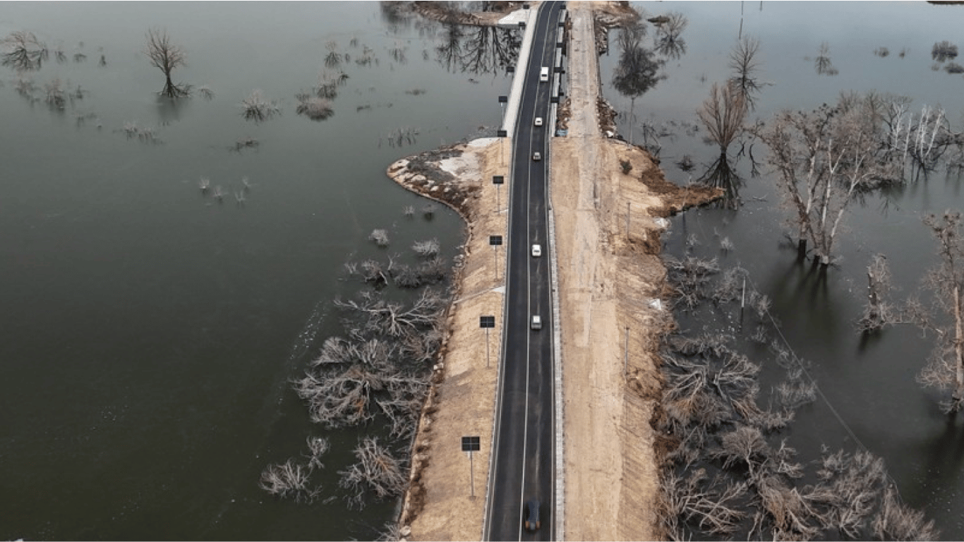 Bridge destroyed by Russians was restored in Kyiv region — photo - 250x140