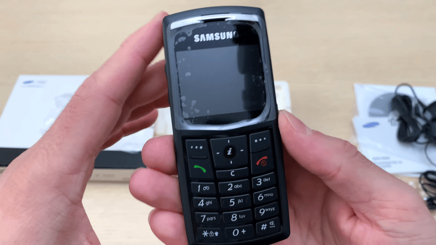 Samsung X820 push-button phone