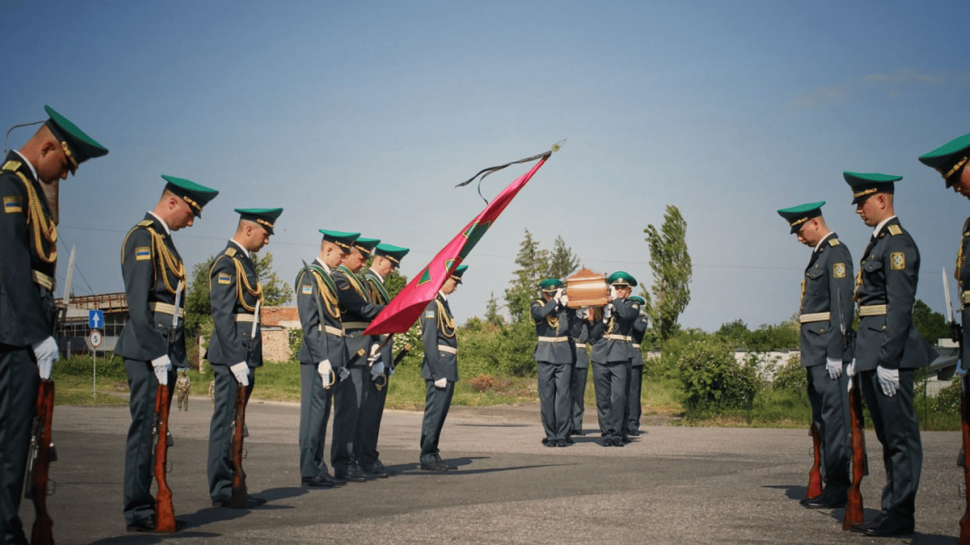 В Україну повернули останки Андрія Мельника та його дружини