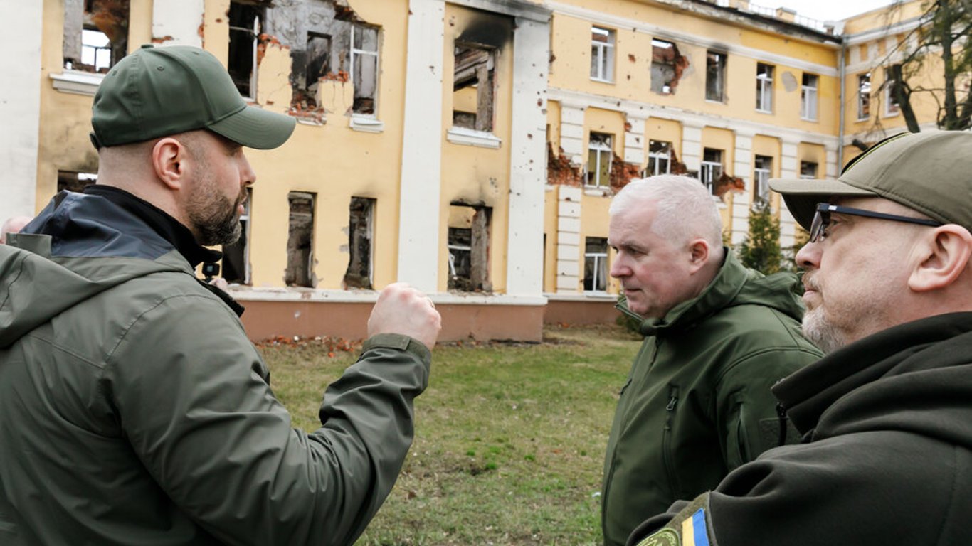 Міністр оборони Литви на власні очі побачив наслідки російського вторгнення у Харкові