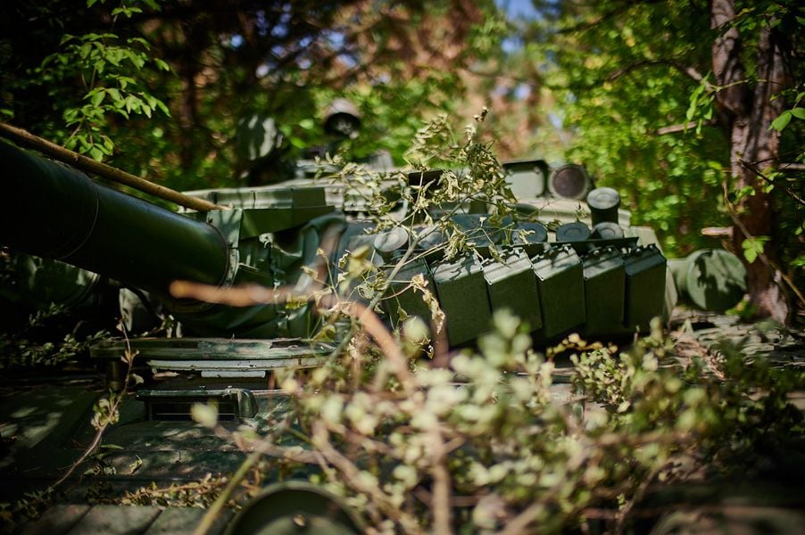 Українські бійці готуються до бою