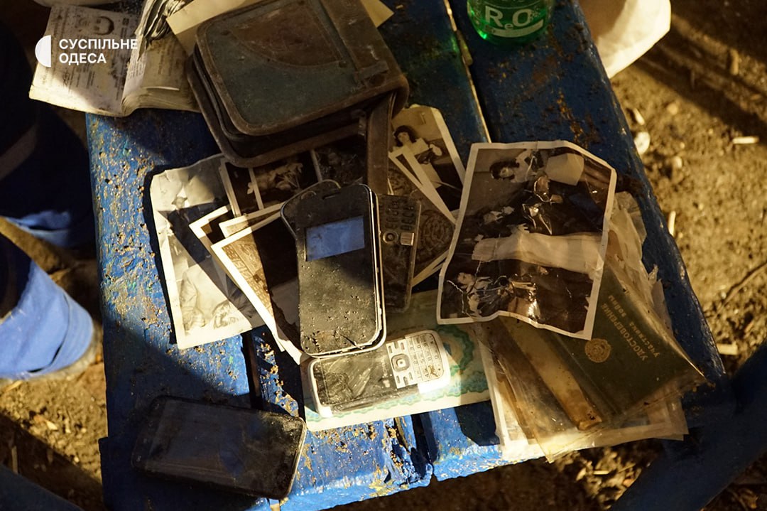 Загублені речі жителів будинку, що обвалився. Фото: Суспільне Одеса
