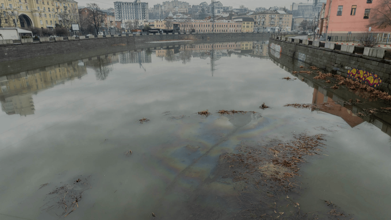 Экоинспекция не смогла назвать сумму ущерба от разлива нефтепродуктов в реку в Харькове