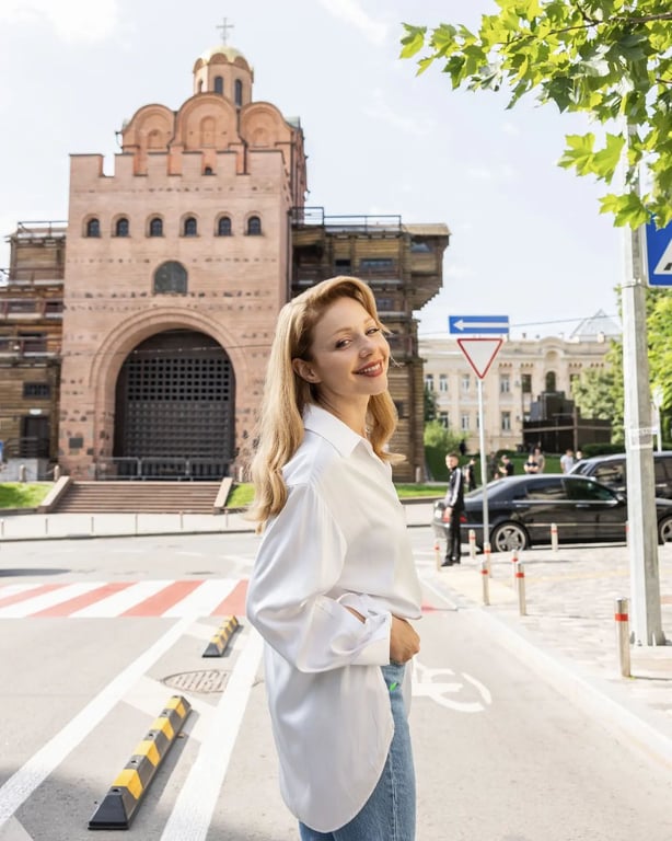 Тіна Кароль влаштувала ніжну фотосесію у центрі Києва - фото 3