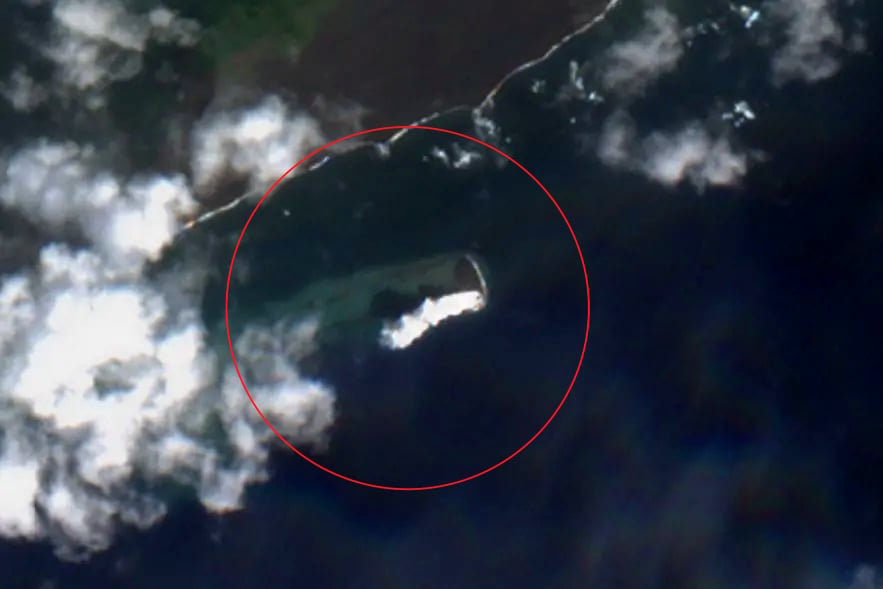 Супутниковий знімок нового острова поблизу Іводзіми, який утворився через підводний вулкан