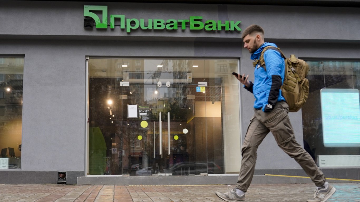 У ПриватБанку можна оформити 2000 грн допомоги: як скористатися у квітні