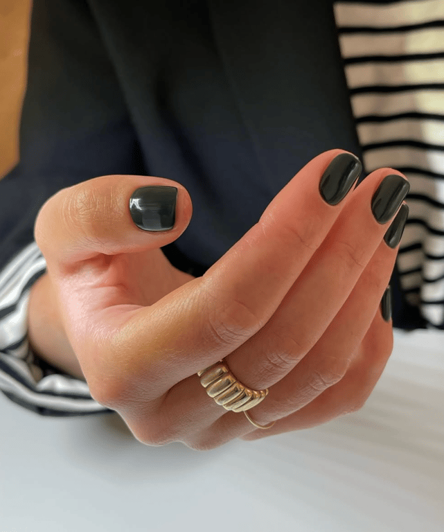 Зеленый цвет на ногтях будет в тренде 2025 года