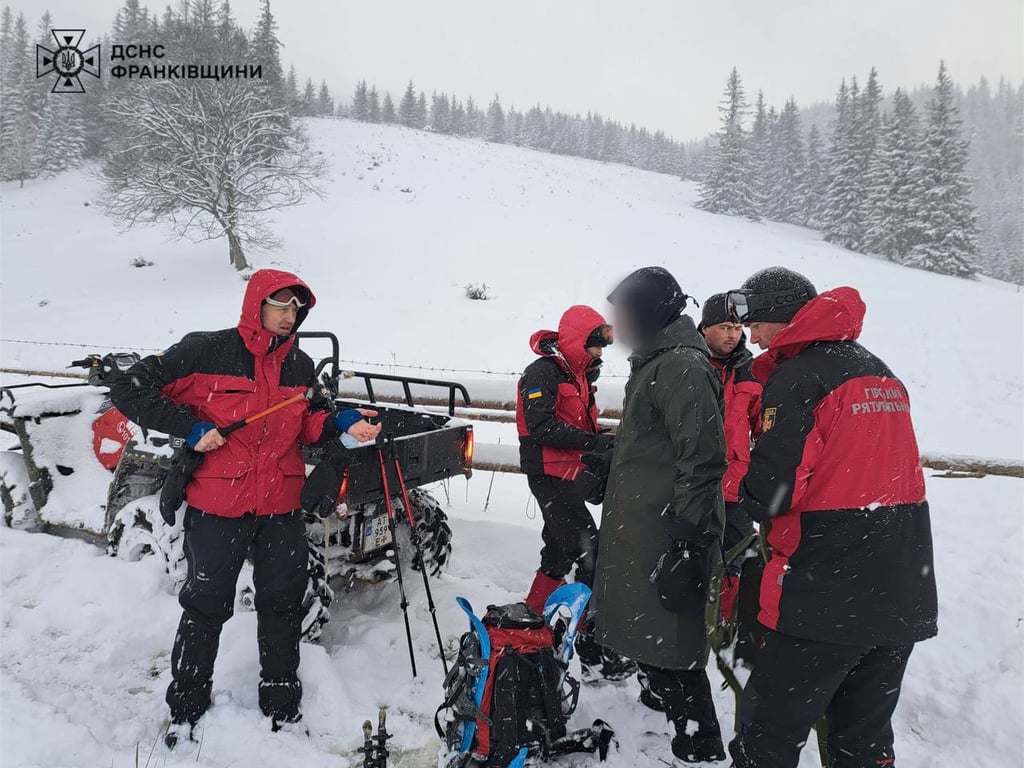 Порятунок у Карпатах: туриста знайшли в снігах Піп Івана з обмороженням рук