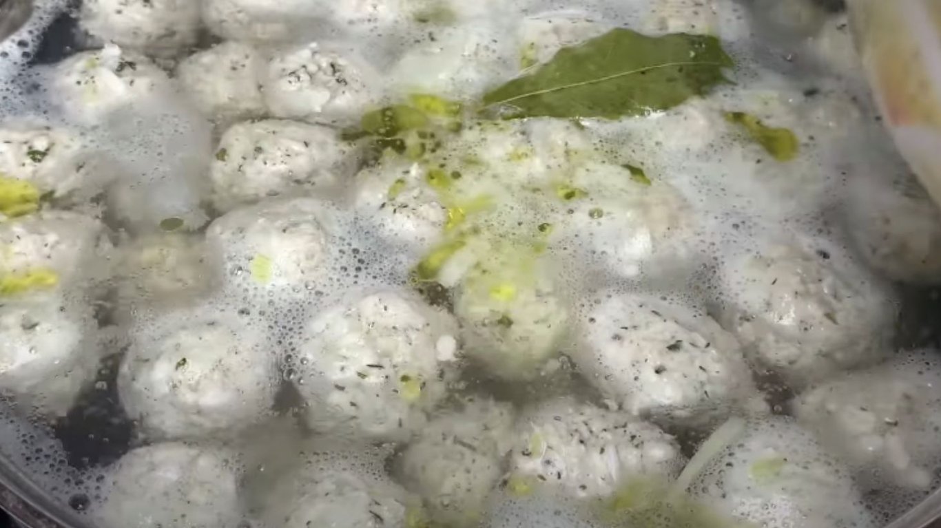 традиційний грецький суп з фаршем