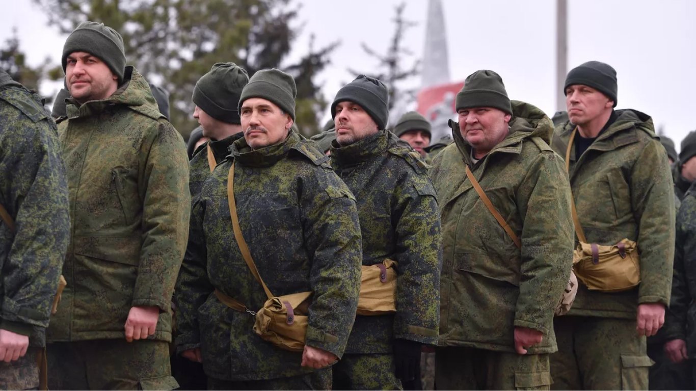 В Луганській області росіяни кидають на передову мобілізованих, а професійні військові сидять у тилу