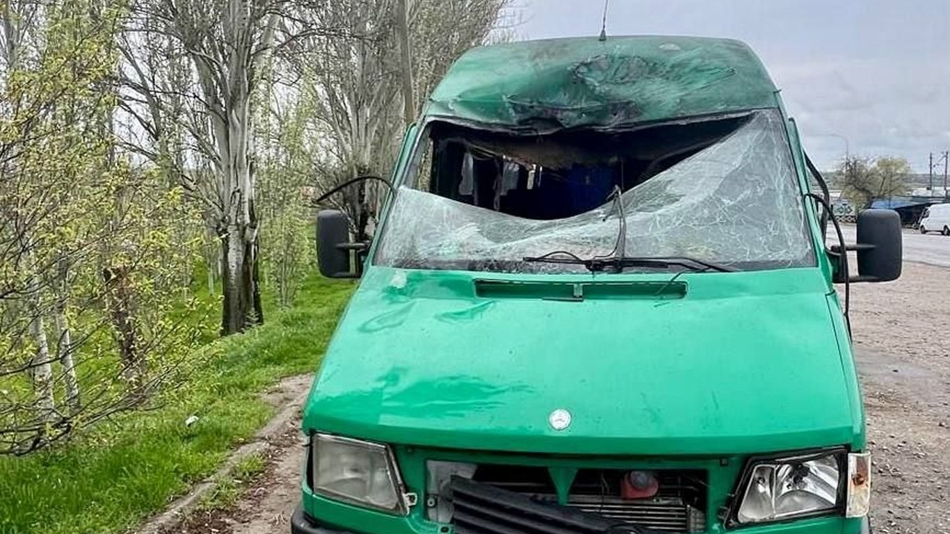 РФ атаковала автобус на Днепропетровщине: среди пострадавших — ребенок