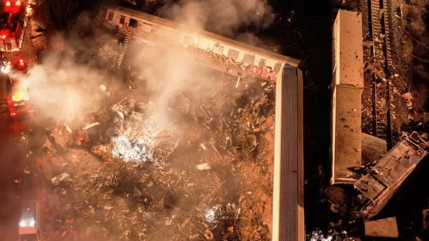 В Греции столкнулись пассажирский и грузовой поезда: известно о 32 погибших