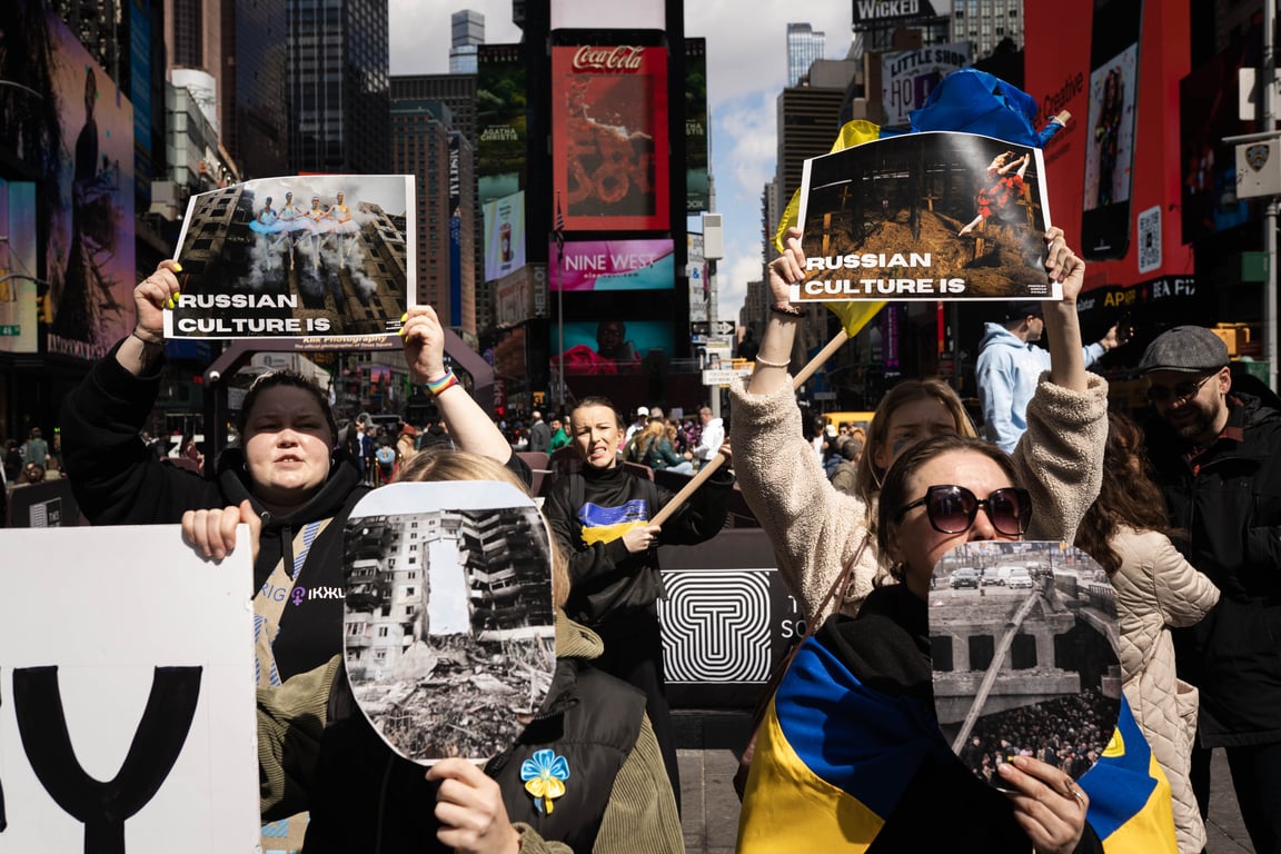 В Нью-Йорке украинские активисты устроили масштабную акцию против русской культуры - фото 4