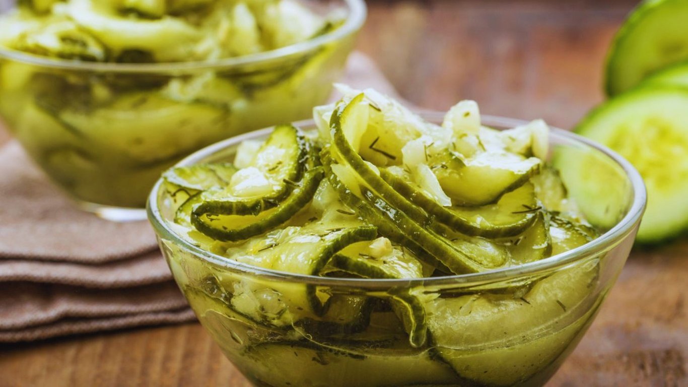 Особливий салат з огірків — відео рецепт