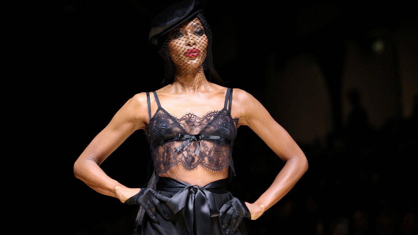 Наомі Кемпбелл у мереживній білизні здійняла фурор на показі Dolce & Gabbana