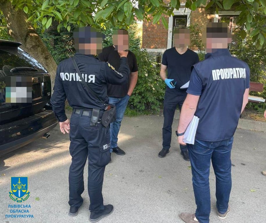 Затримання пріцвниками поліції та прокуратури зловмисників. Фото: Львівська обласна прокуратура