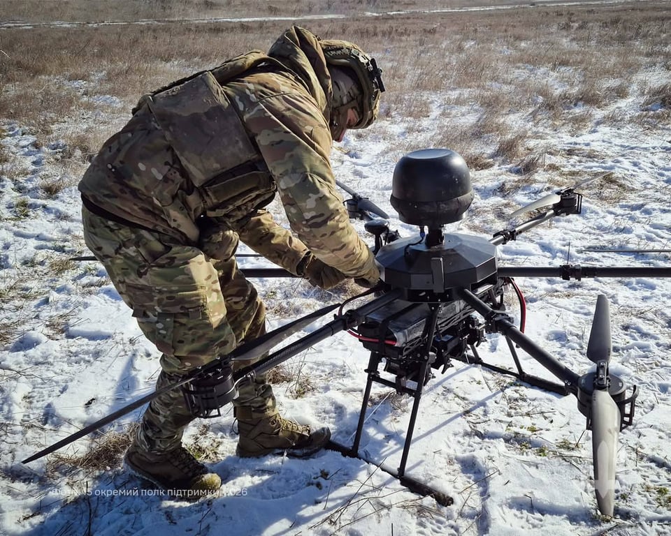 Військовий з дроном