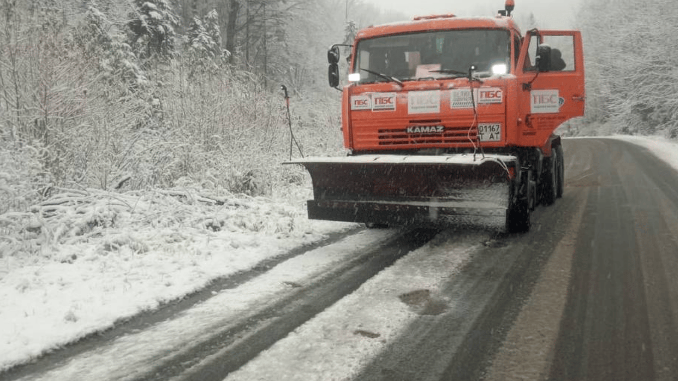 Украину накрыло первым снегом — кадры заснеженных городов