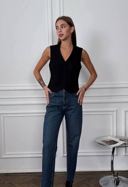 Жилет та джинси - ідеальне комбо на літо