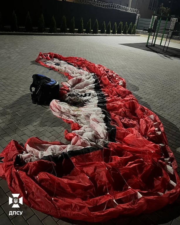 Чоловік намагався втекти до Молдови на параплані