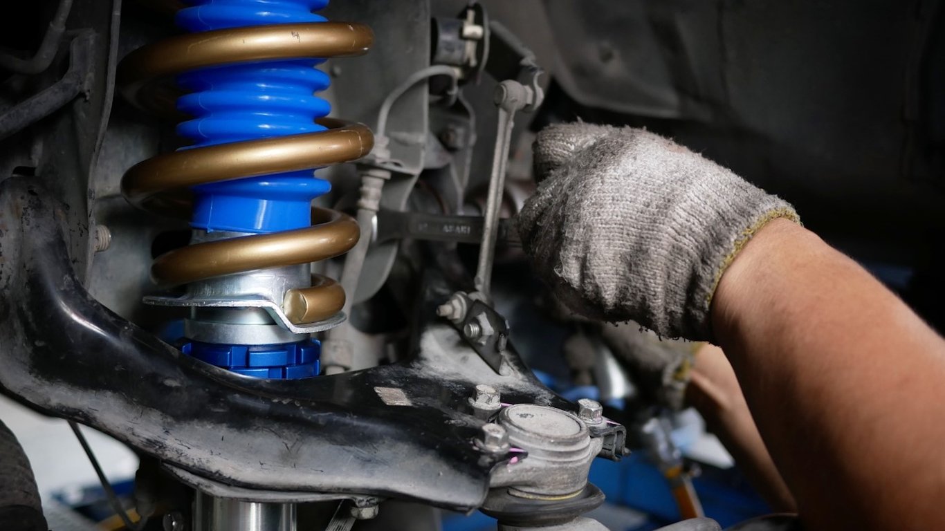 О чем предупреждает водителя скрип в подвеске автомобиля