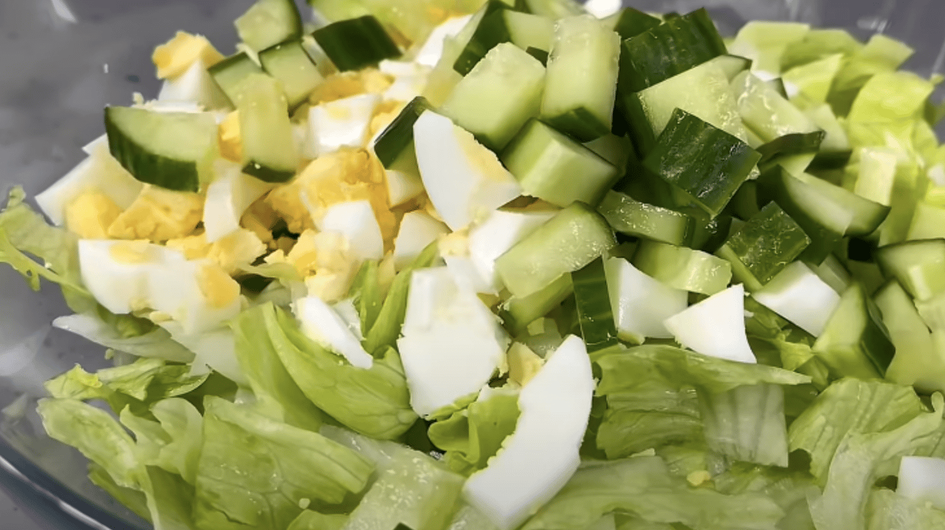 салат із морським коктейлем, фетою та яйцями