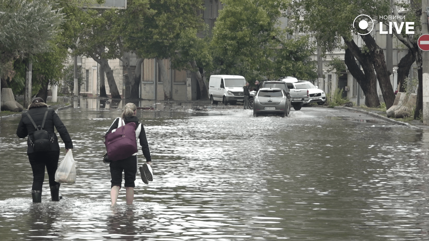 Люди йдуть затопленими вулицями