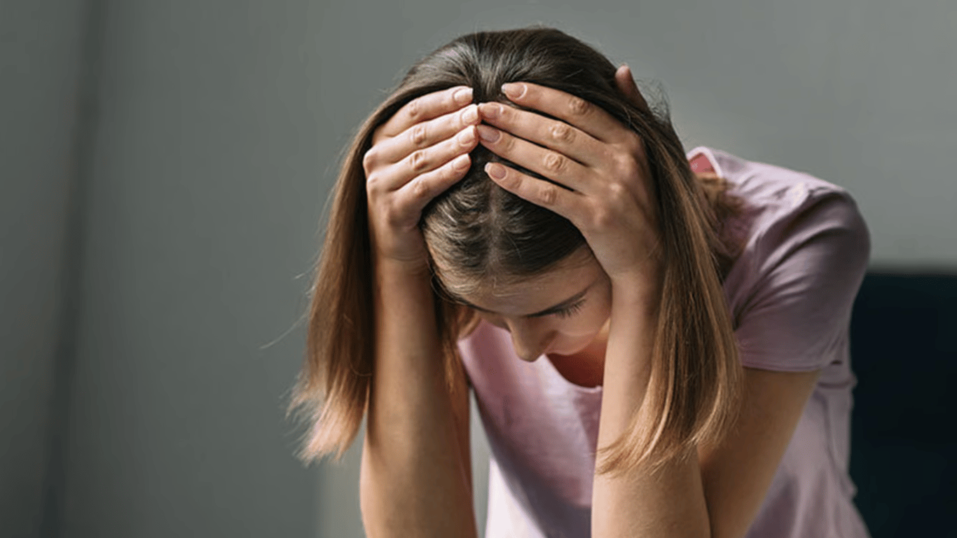 головний біль у жінки