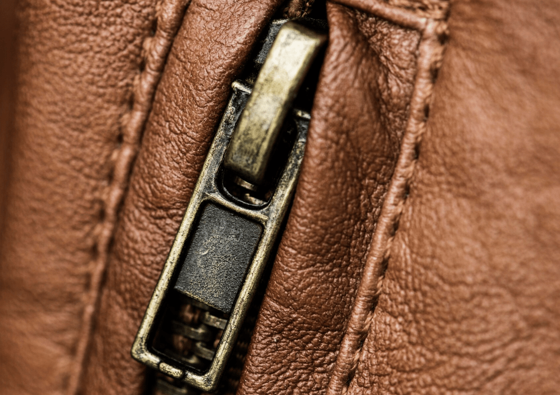 Замок на одягу має декілька функцій