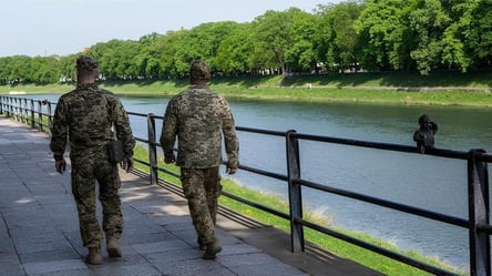 У Смілі люди у військовій формі виламали двері будинку: коментар ТЦК - 290x160